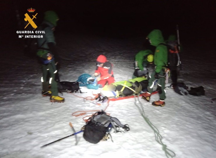 Momento del rescate del montañero herido. / Foto: Guardia Civi