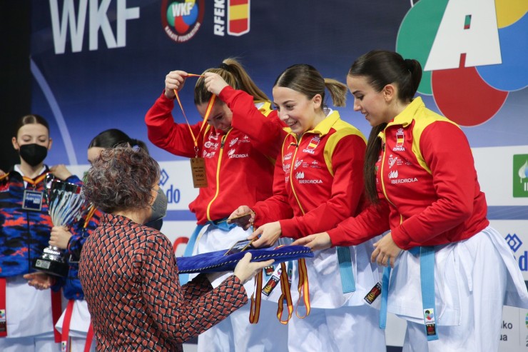 Raquel Roy, a la derecha de la imagen, recoge la medalla de oro de las Karate 1 Series A.