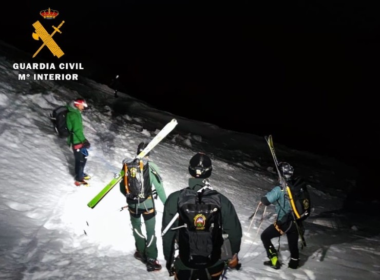 Momento del rescate de la esquiadora herida. | Guardia Civil de Huesca