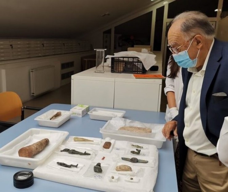 Joaquín Lizana junto a una selección de piezas de la colección egipcia. Museo de Huesca
