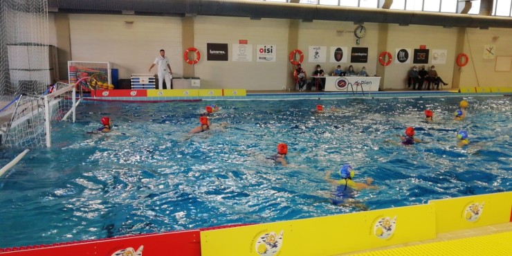La Escuela Waterpolo Zaragoza durante el partido.