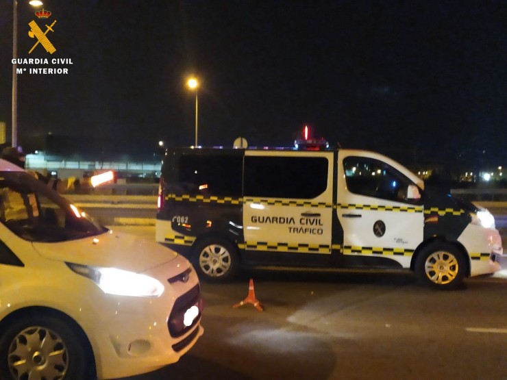 Imagen de un furgón de la Guardia Civil durante su labor de vigilancia y control del tráfico. / Foto: Guardia Civil