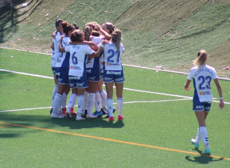 Las jugadoras del conjunto aragonés celebran un gol.