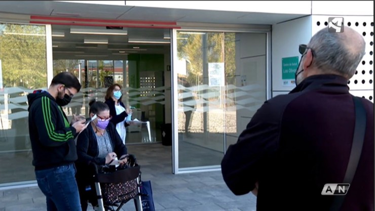 Pacientes a las puertas de un centro de salud.