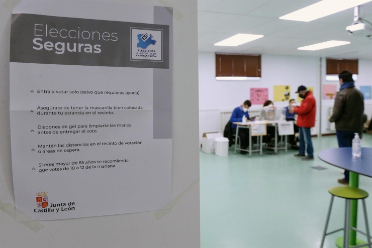 Un cartel informa de las medidas de seguridad para votar, en un colegio en Valladolid. | EFE