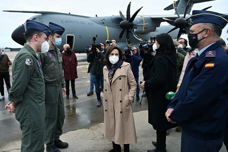 Margarita Robles (c) ha aistido a la carga de un avión A400M con material destinado a Ucrania en la base aérea de Torrejón de Ardoz. (EFE/ Fernando Villar)
