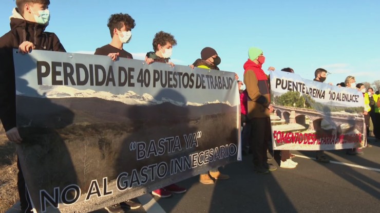 Pancartas en la protesta de este domingo en Puente la Reina de Jaca.