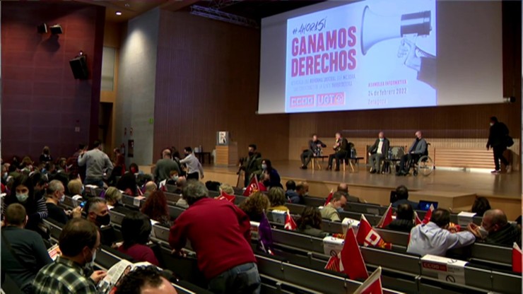 Delegados sindicales reunidos este jueves en Zaragoza con los líderes nacionales de UGT y CC.OO.