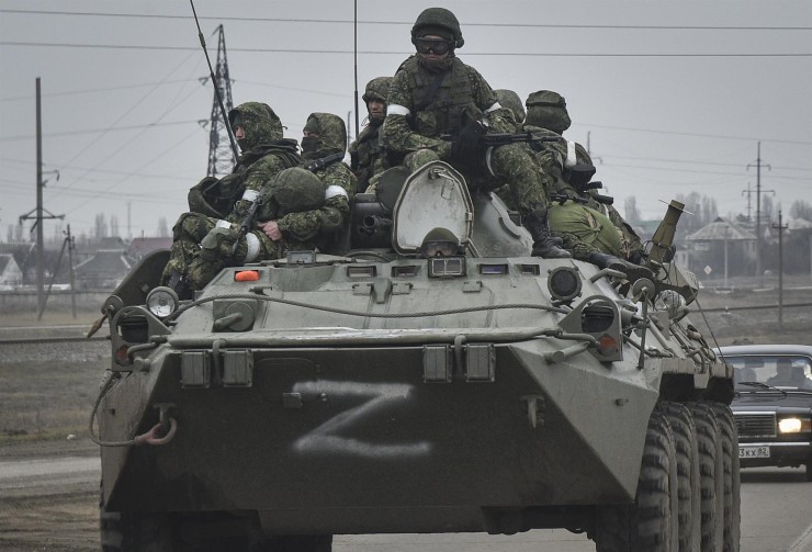 Soldados del ejército ruso se dirigen por carretera hacia el centro de Ucrania. ( EFE/ Stringer)