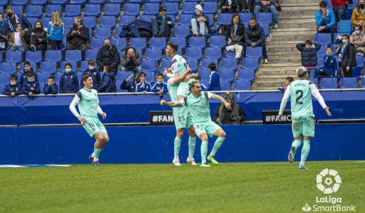 Los jugadores de la SD Huesca celebran el gol de Ignasi Miquel en Oviedo. Foto: LaLiga