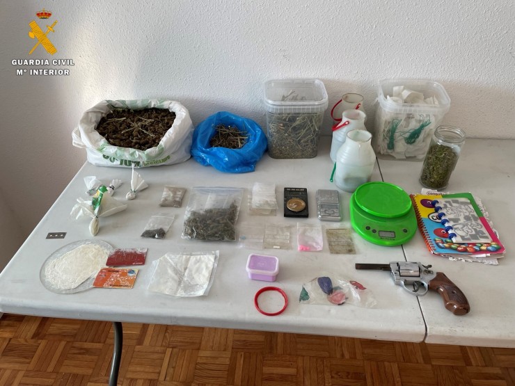 Drogas incautadas en los dos registros domiciliarios llevados a cabo en Alfajarín. / Guardia Civil