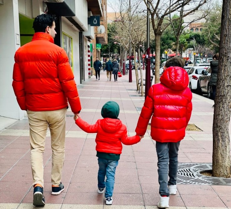 El empresario, con sus dos hijos, en las calles de Zaragoza. | Arturo Rambla