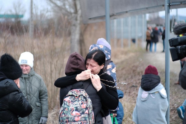 Civiles ucranianos llegan al puesto fronterizo de Beregsurány (Hungría). (EFE/ Luis Lidón)
