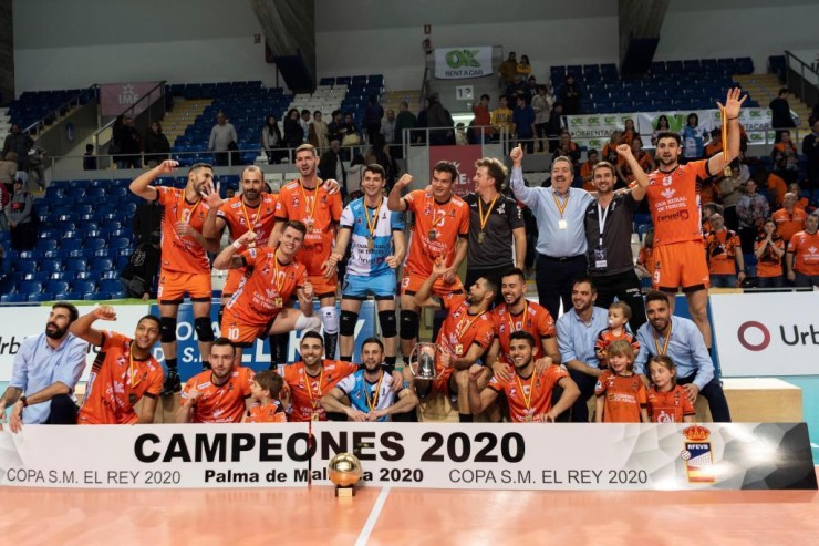 Los jugadores del CV Teruel celebran el título logrado en 2020.