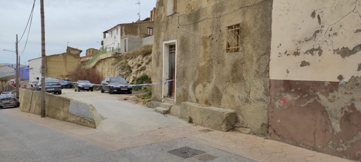 La Policía Local de Ejea ha acordonado la calle de Juliana Larena donde ha ocurrido el suceso. / Aragón Noticias