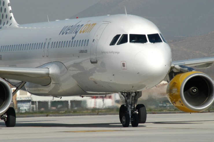Un avión de la compañía Vueling, en la pista de despegue. / Foto: EP