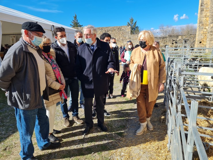 El consejero de Agricultura, Joaquín Olona, de visita este sábado en la Ferieta de Aínsa. / Europa Press