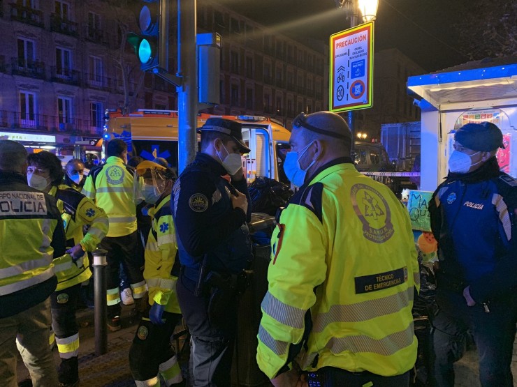 Agentes de la Policía Nacional, Policía Municipal de Madrid y Samur Protección Civil atienden a un menor de 15 años fallecido en la noche del sábado en Madrid. / Foto: EP.