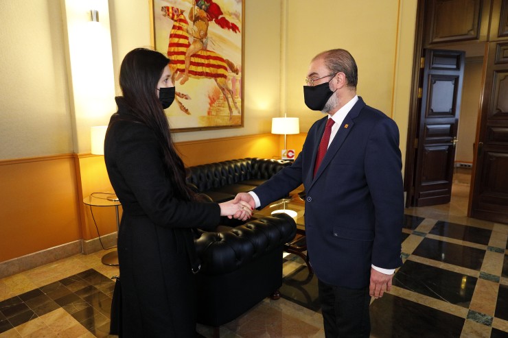 El presidente aragonés, Javier Lambán, con la presidenta de la Asociación ucraniana de residentes en Aragón, Alina Klochko. | Gobierno de Aragón
