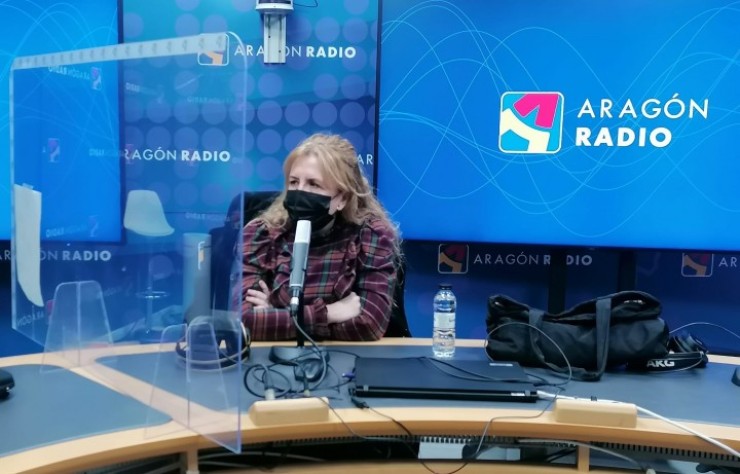 Penélope González, en los estudios de Aragón Radio.