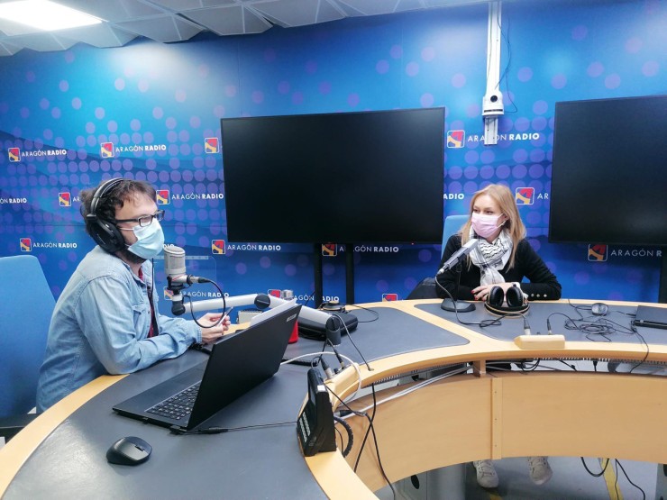 Conchi Cano, portavoz de Stop Desahucios, en el estudio de Aragón Radio.