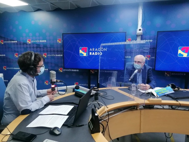 Un momento de la entrevista al director general de Política Lingüística, José Ignacio López Susín, en Aragón Radio.