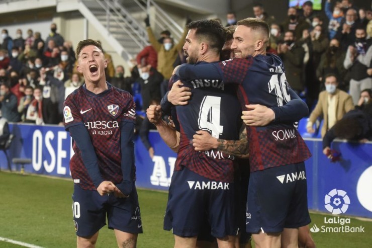 Los jugadores de la SD Huesca celebran el tanto del triunfo ante el Lugo.