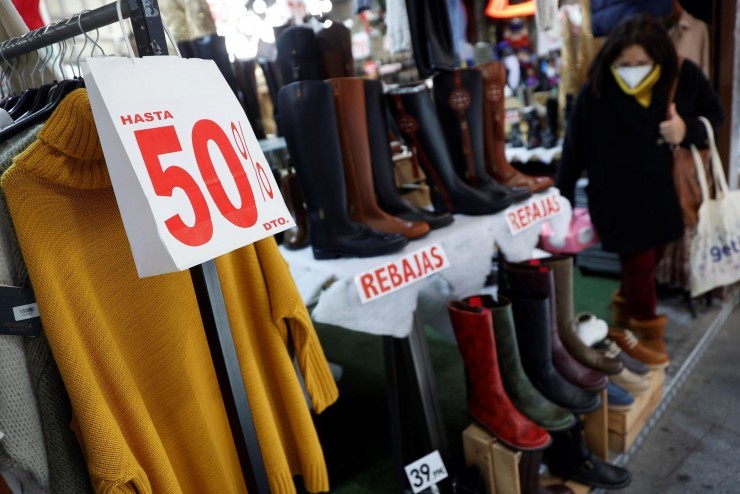 El sector del vestido y el calzado es que más bajó de precio en enero, debido a las rebajas de invierno. (EFE).