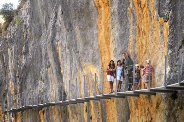 Un grupo de turistas, en las pasarelas de Alquézar, que en 2021 registraron más de 126.000 visitas. / Turismo de Aragón