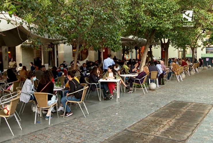 Una terraza llena de clientes en Zaragoza.