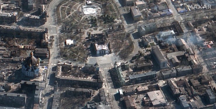 Imagen aérea de la destrucción del teatro de Mariupol, en Ucrania. / Foto: EFE.