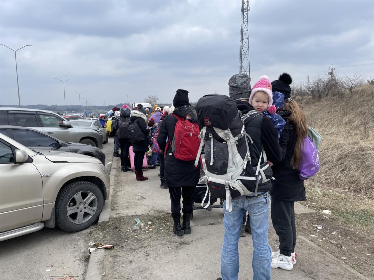 Muchos refugiados salen de Ucrania por  la ciudad de Leópolis, en el oeste del país. (EFE/ Olha Kosova)