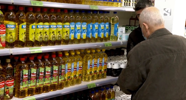 Imagen de un cliente comprando aceite en un supermercado.