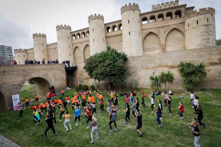 El Palacio de la Aljafería ha sido el escenario para despedir el Festival Mundial de la Felicidad en Zaragoza. / CHUS MARCHADOR