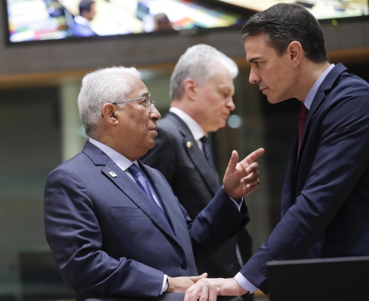 El presidente del Gobierno, Pedro Sánchez, con su homólogo portugués, Antonio Costa, antes del inicio de la nueva sesión del Consejo Europeo. | EFE