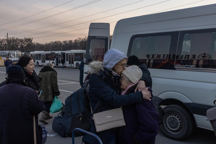 Varias personas huyen de Mariupol. / Foto: EFE/EPA/ROMAN PILIPEY