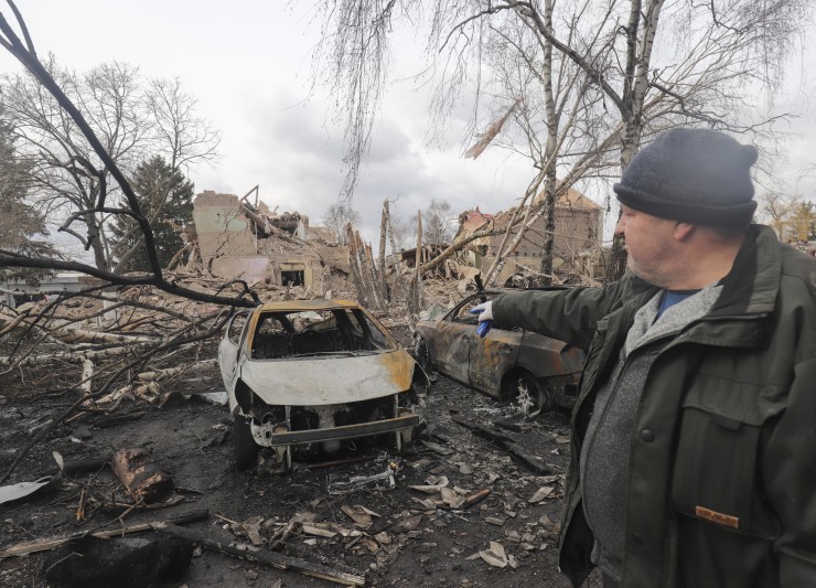 Un hombre observa los destrozos generados por las tropas rusas en la ciudad de Byshiv, cerca de Kiev. / EFE