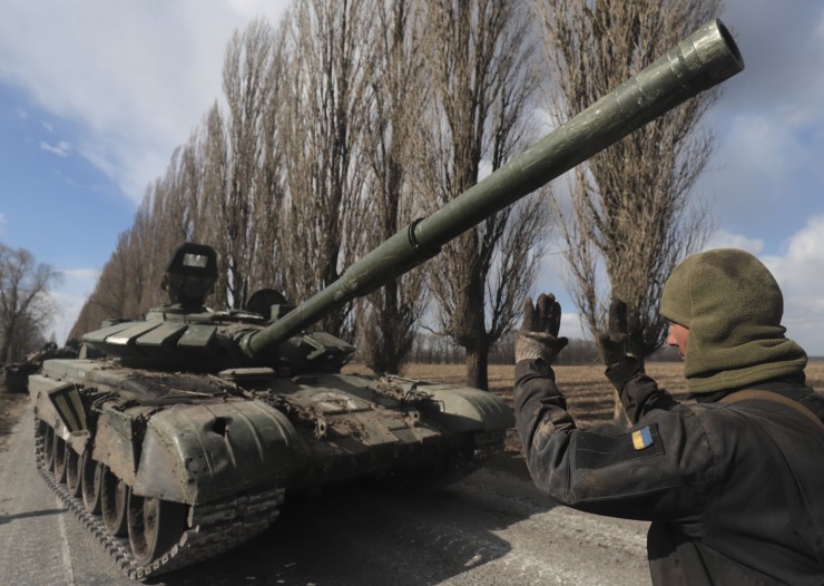 Un militar ucraniano controla un tanque ruso capturado. / Foto: EFE