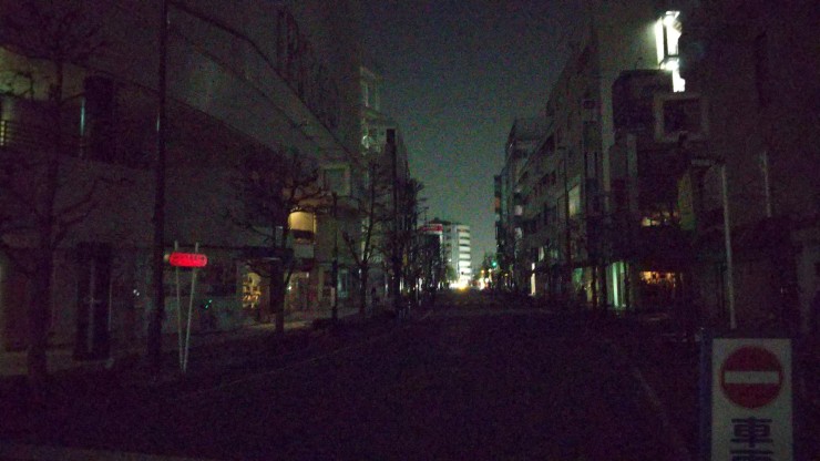 Calles de Tokio sin alumbrado, debido a los cortes eléctricos originados por el terremoto. / Foto: EFE