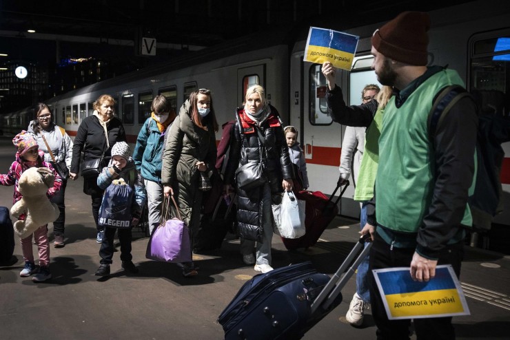 Familias ucranianas abandonando el país. / Foto: EFE