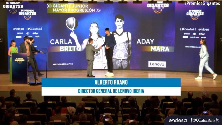 Aday Mara, recibiendo el premio a la mayor progresión junior en los Premios Gigantes.