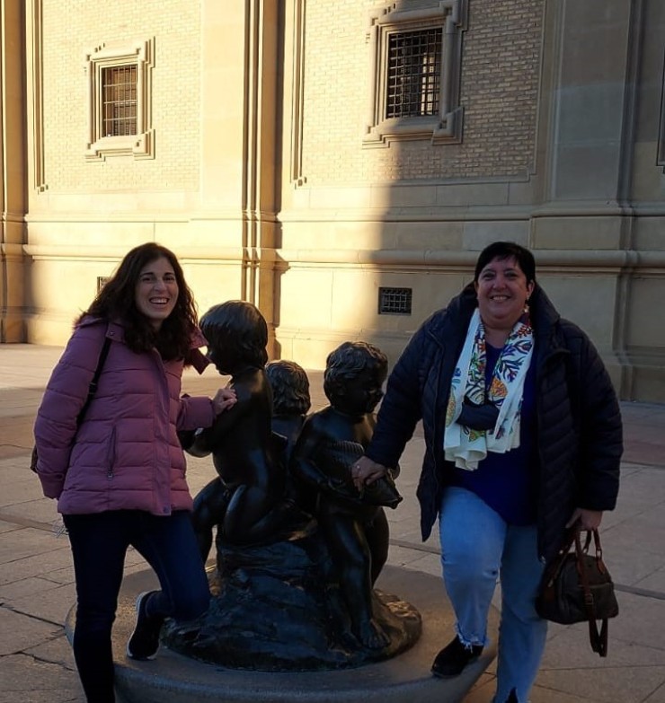 Cristinica Gómez y Carmen Arroyos en la plaza del Pilar.