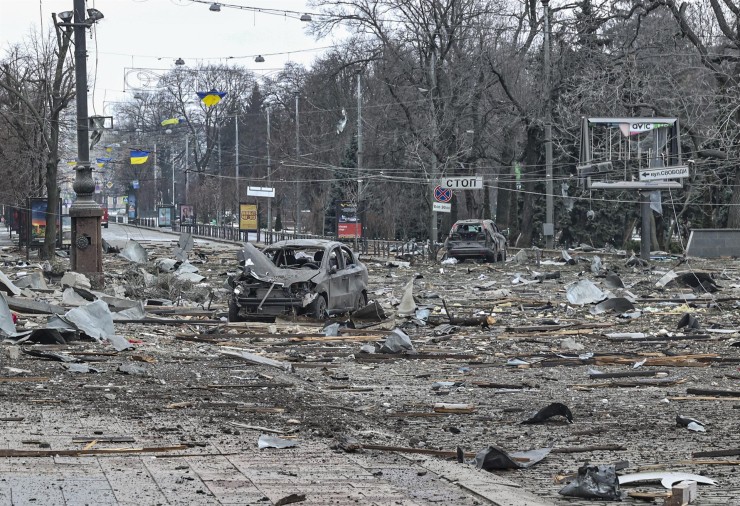 Vista de una calle tras un bombardeo ruso en Kharkiv, Ucrania. /  EFE/Sergey Dolzhenko