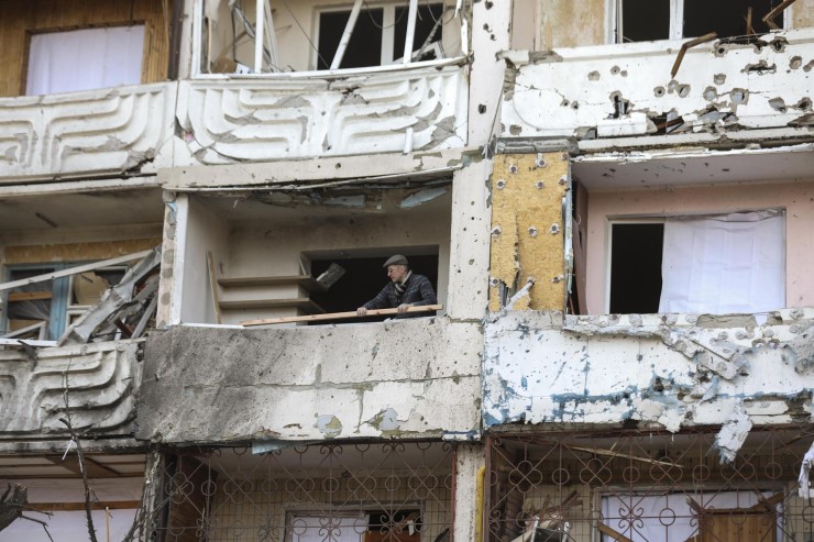 Un hombre limpia los escombros de un edificio dañado por los bombardeos en Kiev. / Foto: Miguel A. Lopes - EFE