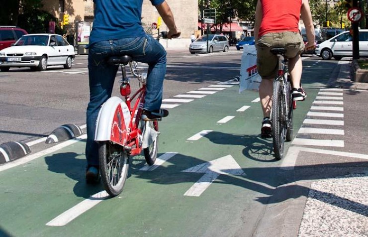 Dos ciclistas, en un carril bici de la capital aragonesa. / Foto: Ayuntamiento de Zaragoza
