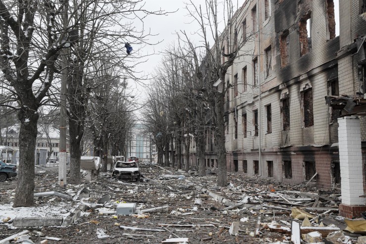 Consecuencias de un bombardeo nocturno en instalaciones militares ucranianas en Brovary, cerca de Kiev. (EFE/EPA/SERGEY DOLZHENKO).