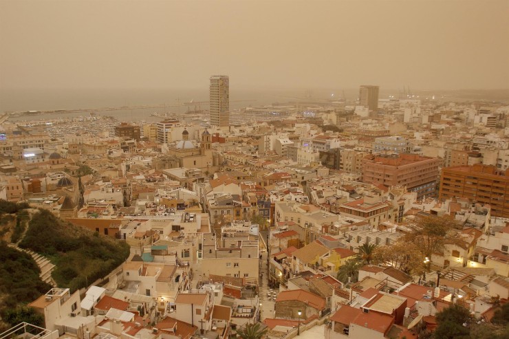Un "excepcional" episodio de polvo procedente del desierto del Sahara se registra este lunes por la tarde en varias provincias mediterráneas. En la imagen, la ciudad de Alicante. (EFE/ Morell).