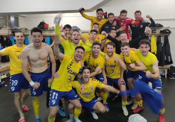 Los jugadores del CD Ebro celebran su victoria en el campo del Lleida.
