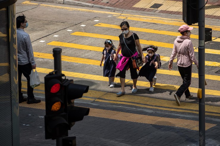 En Hong Kong, China, las personas usan mascarillas en el exterior. (EFE/EPA/JEROME FAVRE).