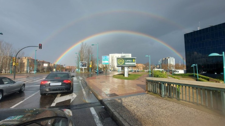 Así se ha visto el doble arcoíris desde el Puente de la Almozara./ Irene Gavieiro